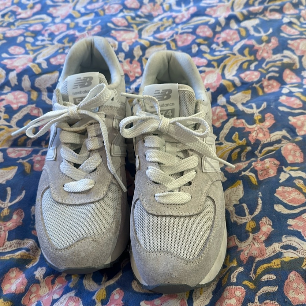 New balance women’s size 8 574 shoe with wedge sole